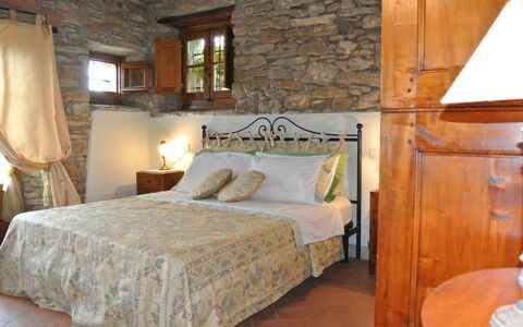 Casale Della Torre: Eigendom, Meubilair, Venster, Comfort, Gebouw, Hout, Bed Frame, Lade, Lamp, Interieur Ontwerp