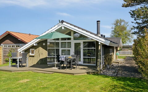 Hereth - 100M from the Sea: Blauw, Struik, Verblijf, Groundcover, Tuin, Landgoed, Schaduw, Landscaping, Boerderij, Eco Hotel
