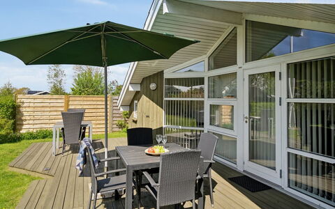 Hereth - 100M from the Sea: Blauw, Struik, Verblijf, Groundcover, Tuin, Landgoed, Schaduw, Landscaping, Boerderij, Eco Hotel