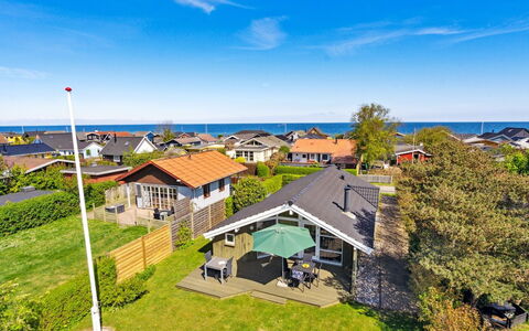 Hereth - 100M from the Sea: Blauw, Struik, Verblijf, Groundcover, Tuin, Landgoed, Schaduw, Landscaping, Boerderij, Eco Hotel