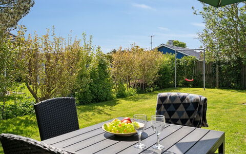 Hereth - 100M from the Sea: Blauw, Struik, Verblijf, Groundcover, Tuin, Landgoed, Schaduw, Landscaping, Boerderij, Eco Hotel