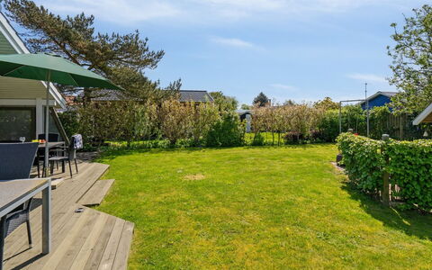 Hereth - 100M from the Sea: Blauw, Struik, Verblijf, Groundcover, Tuin, Landgoed, Schaduw, Landscaping, Boerderij, Eco Hotel