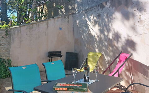 La Boirie: Meubilair, Stoel, Buitenmeubels, Buitentafel, Backyard, Werf, Schaduw, Koffietafel, Klapstoel, Patio