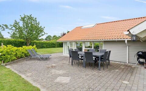 Chrisse - 250M from the Sea: Meubilair, Interieur Ontwerp, Flooring, Verdieping, Plafond, Kamer, Stoel, Tafel, Appartement, Keuken En Eettafel