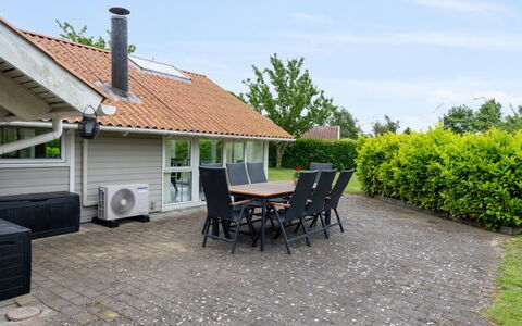 Chrisse - 250M from the Sea: Meubilair, Interieur Ontwerp, Flooring, Verdieping, Plafond, Kamer, Stoel, Tafel, Appartement, Keuken En Eettafel