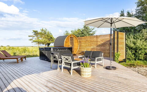 Griselda - 400M from the Sea: Hout, Huis, Veranda, Dek, Hardwood, Dak, Beits, Houten Vloer, Eco Hotel