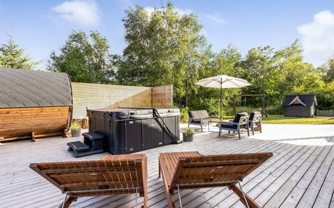 Griselda - 400M from the Sea: Hout, Huis, Veranda, Dek, Hardwood, Dak, Beits, Houten Vloer, Eco Hotel