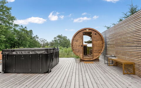 Griselda - 400M from the Sea: Hout, Huis, Veranda, Dek, Hardwood, Dak, Beits, Houten Vloer, Eco Hotel