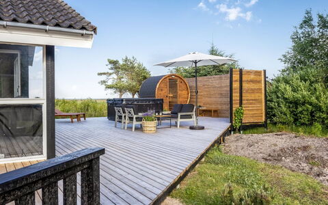 Griselda - 400M from the Sea: Hout, Huis, Veranda, Dek, Hardwood, Dak, Beits, Houten Vloer, Eco Hotel