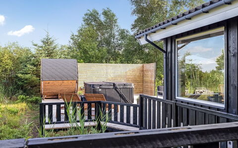 Griselda - 400M from the Sea: Hout, Huis, Veranda, Dek, Hardwood, Dak, Beits, Houten Vloer, Eco Hotel