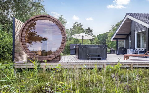 Griselda - 400M from the Sea: Hout, Huis, Veranda, Dek, Hardwood, Dak, Beits, Houten Vloer, Eco Hotel