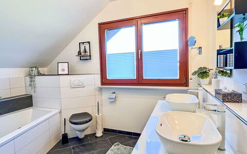 Haus an der Sonne: Loodgieterswerkinrichting, Interieur Ontwerp, Flooring, Badkamer, Kraan, Verdieping, Wastafel, Loodgieter, Huis, Plafond