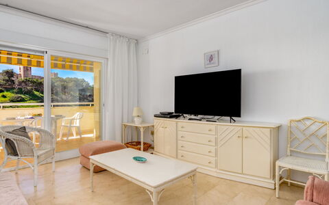 Fuengirola 605: Meubilair, Eigendom, Comfort, Televisie, Tafel, Woonkamer, Interieur Ontwerp, Hout, Verdieping, Flooring