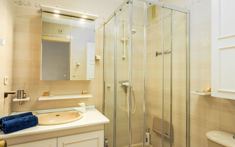 Fuengirola 605: Spiegel, Eigendom, Loodgieterswerkinrichting, Wastafel, Kraan, Deur Van De Douche, Badkamer, Gebouw, Interieur Ontwerp