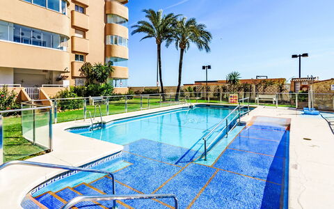 Fuengirola 605: Water, Lucht, Gebouw, Venster, Fabriek, Zwembad, Azure, Boom, Schaduw, Condominium