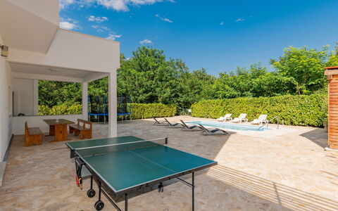 Villa Dalmatina: Lucht, Gebouw, Azure, Schaduw, Tafel, Wolk, Boom, Interieur Ontwerp, Architectuur, Sportuitrusting