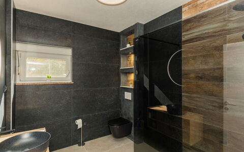 Villa Dalmatina: Muur, Flooring, Interieur Ontwerp, Loodgieterswerkinrichting, Verdieping, Badkamer, Verlichting, Wastafel In De Badkamer, Plafond, Kraan
