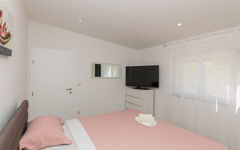 Villa Dalmatina: Bed, Meubilair, Interieur Ontwerp, Slaapkamer, Verdieping, Flooring, Hout, Plafond, Bedding, Laken