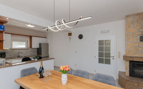Villa Dalmatina: Interieur Ontwerp, Lichte Inrichting, Plafond, Hout, Flooring, Meubilair, Verlichting, Countertop, Keuken, Huis