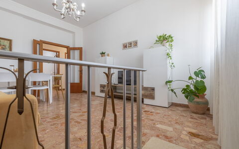 Casa Rivamare: Fabriek, Eigendom, Gebouw, Kamerplant, Bloempot, Hout, Tafel, Flooring, Verdieping, Interieur Ontwerp