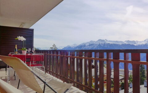 Crans-Montana 666: Lucht, Wolk, Hek, Hout, Zwemwater, Schaduw, Veranda, Berg, Onroerend Goed, Vrije Tijd