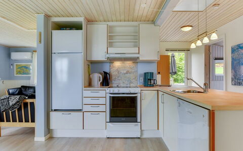 Venla - 150M from the Sea: Keuken, Interieur Ontwerp, Countertop, Toestel Van De Keuken, Flooring, Hout, Major Appliance, Plafond, Huishoudapparatuur, Meubilair