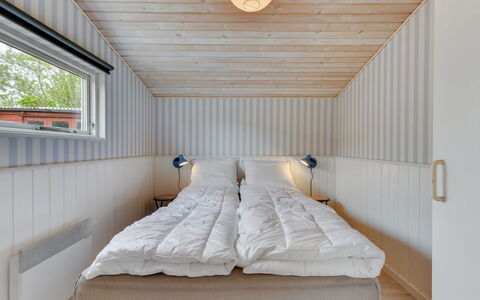 Venla - 150M from the Sea: Hout, Plafond, Flooring, Interieur Ontwerp, Verdieping, Slaapkamer, Beits, Hardwood, Plank, Bed
