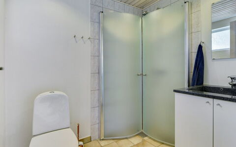 Venla - 150M from the Sea: Flooring, Loodgieterswerkinrichting, Verdieping, Badkamer, Interieur Ontwerp, Douche, Loodgieter, Toilet, Tegel, Plafond