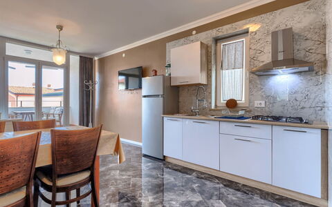 Umag 134: Cabinetry, Meubilair, Countertop, Wastafel, Stoel, Hout, Gebouw, Verlichting, Keuken, Venster