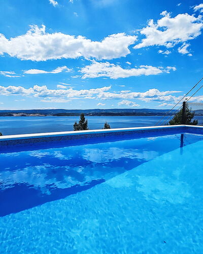 Luxury Mir: Wolk, Water, Lucht, Blauw, Zwembad, Azure, Natuurlijk Landschap, Vrije Tijd, Aqua, Badplaats