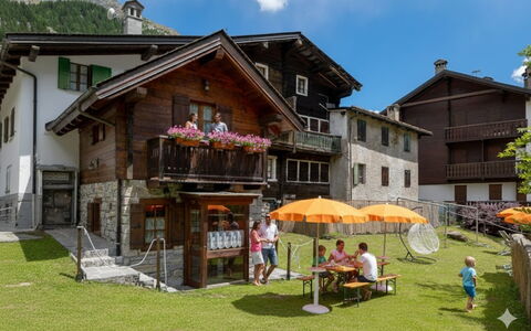 Incanto Walser Apartments Ronco: Huis, Huis, Verblijf, Bergketen, Helling, Vallei, Dorp, Bergdorp, Alpen, Balkon