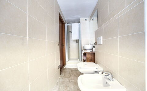 Appartamento Piazza Centrale: Kraan, Loodgieterswerkinrichting, Eigendom, Wastafel In De Badkamer, Wastafel, Badkamer, Gebouw, Toilet, Interieur Ontwerp, Verdieping