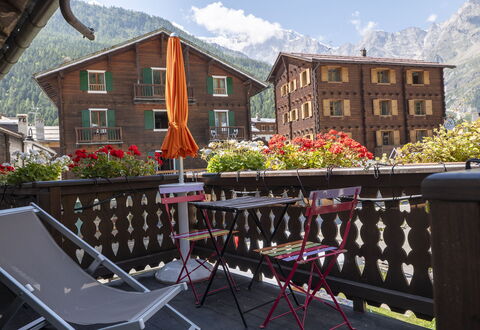 Appartamento Piazza Centrale: Fabriek, Lucht, Eigendom, Gebouw, Wolk, Venster, Bloem, Boom, Berg, Hout