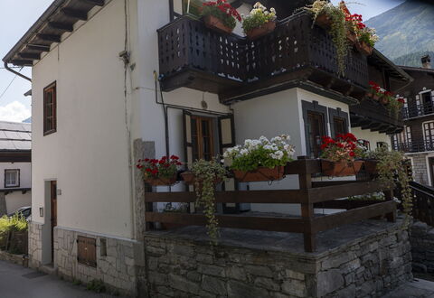 Appartamento Piazza Centrale: Fabriek, Gebouw, Eigendom, Venster, Bloempot, Deur, Huis, Kamerplant, Hout, Weg Oppervlak