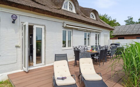 Fridgerd - 4.8Km from the Sea: Meubilair, Interieur Ontwerp, Flooring, Verdieping, Plafond, Kamer, Stoel, Tafel, Appartement, Keuken En Eettafel