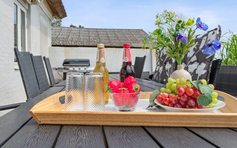 Fridgerd - 4.8Km from the Sea: Meubilair, Interieur Ontwerp, Flooring, Verdieping, Plafond, Kamer, Stoel, Tafel, Appartement, Keuken En Eettafel