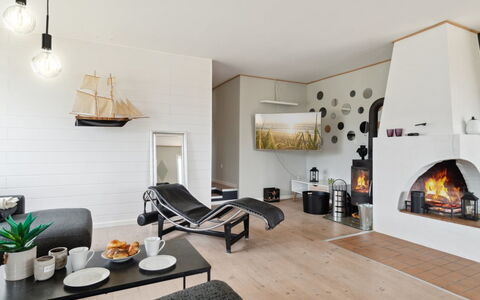 Fridgerd - 4.8Km from the Sea: Meubilair, Interieur Ontwerp, Flooring, Verdieping, Plafond, Kamer, Stoel, Tafel, Appartement, Keuken En Eettafel