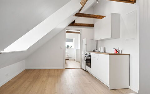 Fridgerd - 4.8Km from the Sea: Meubilair, Interieur Ontwerp, Flooring, Verdieping, Plafond, Kamer, Stoel, Tafel, Appartement, Keuken En Eettafel