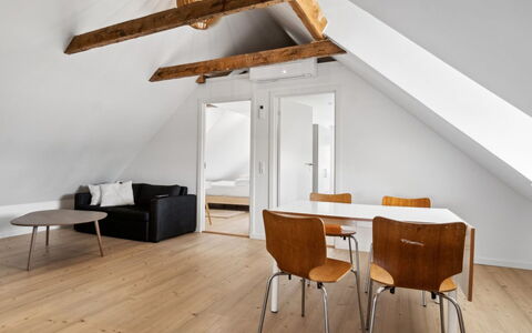 Fridgerd - 4.8Km from the Sea: Meubilair, Interieur Ontwerp, Flooring, Verdieping, Plafond, Kamer, Stoel, Tafel, Appartement, Keuken En Eettafel