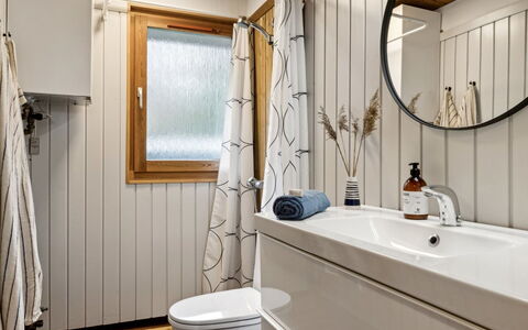 Sofja - 175M to the Fjord: Interieur Ontwerp, Flooring, Loodgieterswerkinrichting, Badkamer, Verdieping, Kamer, Loodgieter, Kraan, Badkamerkast, Wastafel