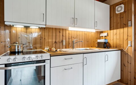 Sofja - 175M to the Fjord: Keuken, Toestel Van De Keuken, Countertop, Hout, Major Appliance, Cabinetry, Interieur Ontwerp, Wastafel, Flooring, Plafond