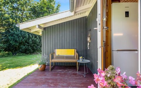 Sofja - 175M to the Fjord: Hout, Plafond, Beits, Stoel, Hardwood, Schaduw, Tuin, Plank, Buitenmeubels, Backyard