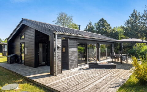 Einette - 100M from the Sea: Meubilair, Interieur Ontwerp, Flooring, Verdieping, Plafond, Kamer, Stoel, Tafel, Appartement, Keuken En Eettafel