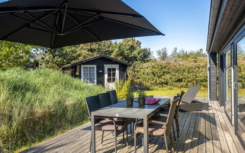 Einette - 100M from the Sea: Meubilair, Interieur Ontwerp, Flooring, Verdieping, Plafond, Kamer, Stoel, Tafel, Appartement, Keuken En Eettafel