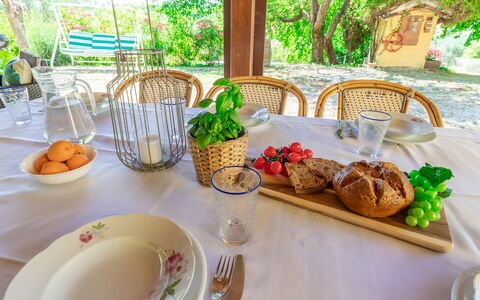 Villa La Pagliarina: Voedsel, Tableware, Groen, Tafel, Dishware, Fabriek, Bord, Textiel, Interieur Ontwerp, Hout