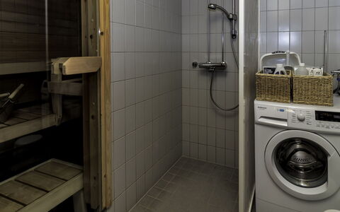 Kesä-Iikka 4: Flooring, Verdieping, Hout, Interieur Ontwerp, Loodgieterswerkinrichting, Loodgieter, Badkamer, Tegel, Kamer, Samengesteld Materiaal
