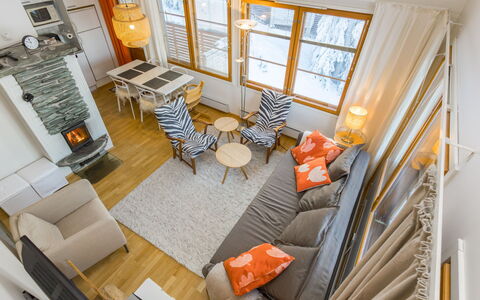 Kesä-Iikka 4: Meubilair, Interieur Ontwerp, Bankstel, Flooring, Hout, Verdieping, Woonkamer, Plafond, Kamer, Appartement