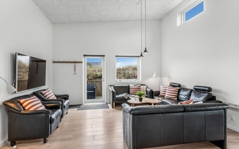 Clarabelle - 1.2Km from the Sea: Interieur Ontwerp, Flooring, Meubilair, Verdieping, Plafond, Bankstel, Hout, Kamer, Woonkamer, Verlichting