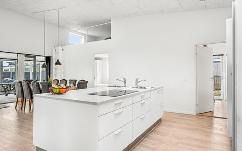 Clarabelle - 1.2Km from the Sea: Flooring, Verdieping, Interieur Ontwerp, Hout, Houten Vloer, Plafond, Keuken, Countertop, Cabinetry, Kamer