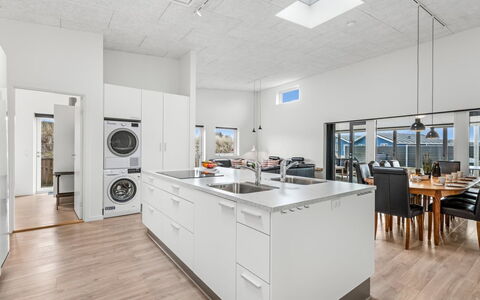 Clarabelle - 1.2Km from the Sea: Flooring, Keuken, Interieur Ontwerp, Verdieping, Countertop, Plafond, Hout, Toestel Van De Keuken, Major Appliance, Houten Vloer